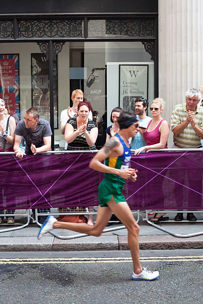 regarder le marathon - marathon running london england competition photos et images de collection