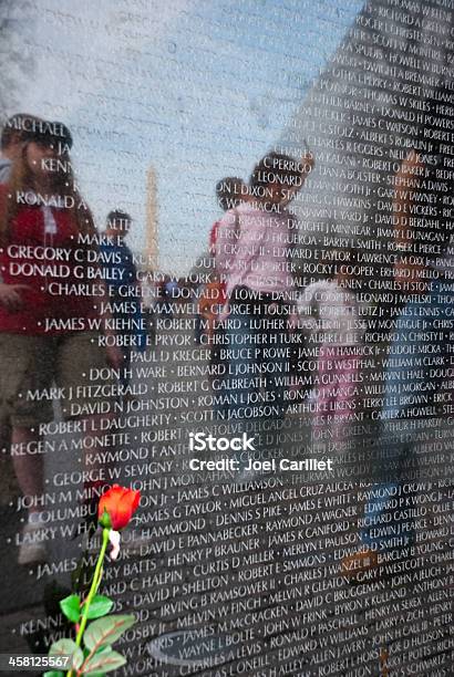 Monumento Conmemorativo De Los Veteranos De Vietnam Y Una Rosa En Washington Dc Foto de stock y más banco de imágenes de Monumento a los veteranos del Vietnam