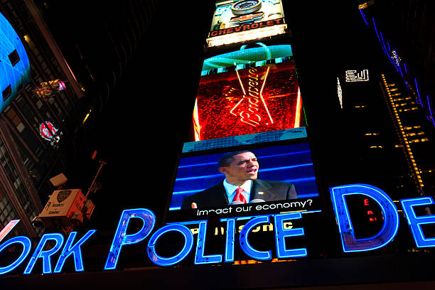 barack obama w ekranach times square - barack obama zdjęcia i obrazy z banku zdjęć