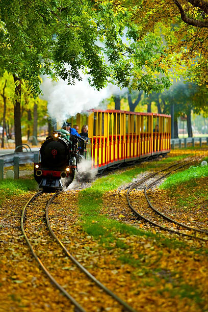 famosas e históricas liliputbahn no parque prater de viena - drausen imagens e fotografias de stock