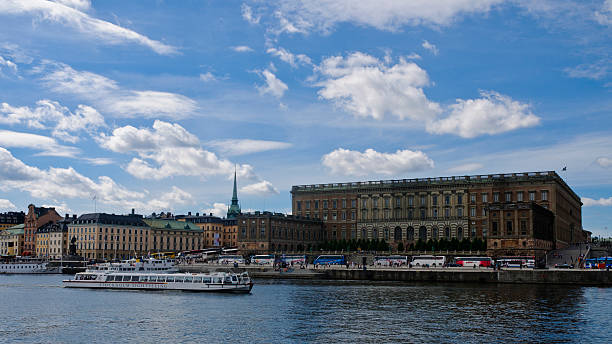 palácio real de estocolmo (kungliga slottet) na cidade velha (gamla stan) - kungliga imagens e fotografias de stock