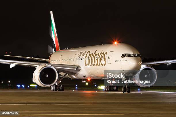 Photo libre de droit de Emirates Airline Boeing 777300er banque d'images et plus d'images libres de droit de Emirates Airline - Emirates Airline, Avion, Aéroport