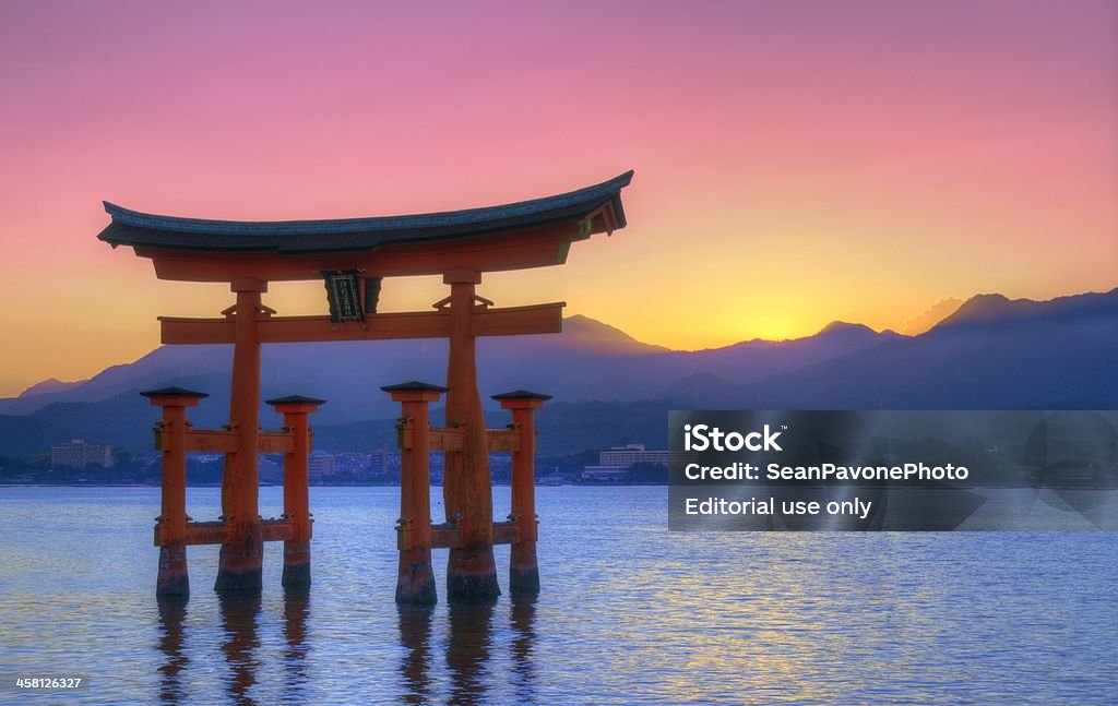 Miyajima Tori Gate - Foto de stock de Santuário de Itsukushima royalty-free