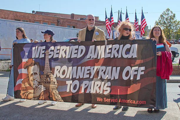 manifestanti premuto anti romney accedere al rally di asheville, nc - mitt romney immagine foto e immagini stock