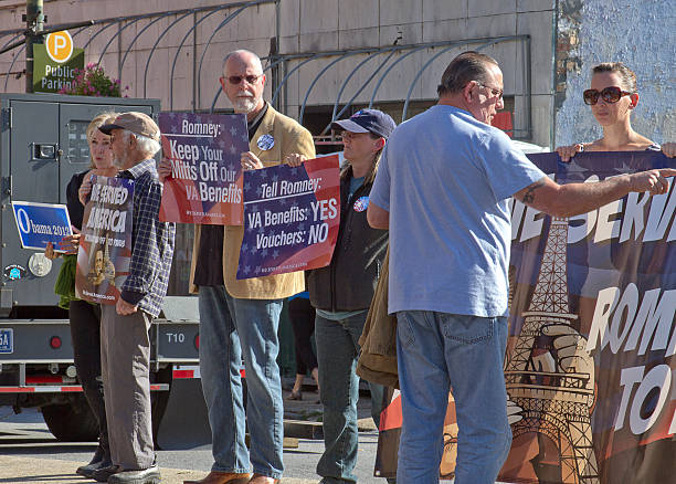 demonstrantów przytrzymać życiowych podczas protestu mitt romney ma polityka w ramach ubezpieczenia medicare. - mitt romney political rally usa election zdjęcia i obrazy z banku zdjęć