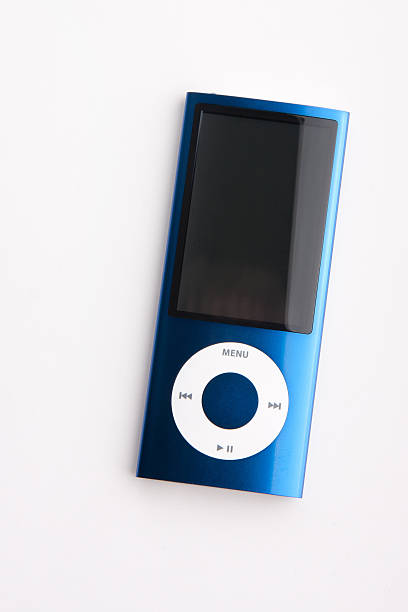 blue mp3 player apple ipod nano 5 g. - ipod mp3 player ipod nano isolated - fotografias e filmes do acervo