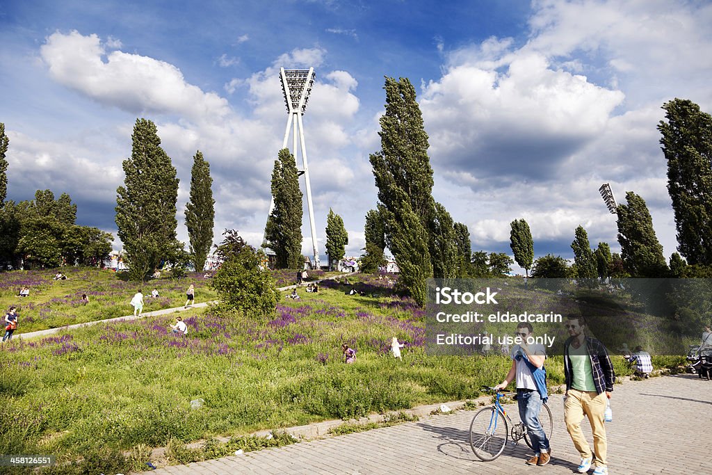 Mauerpark lazer primavera domingo - Foto de stock de Berlim royalty-free