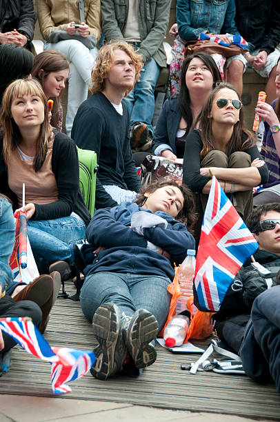 esaurito - nobility crowd wedding british flag foto e immagini stock