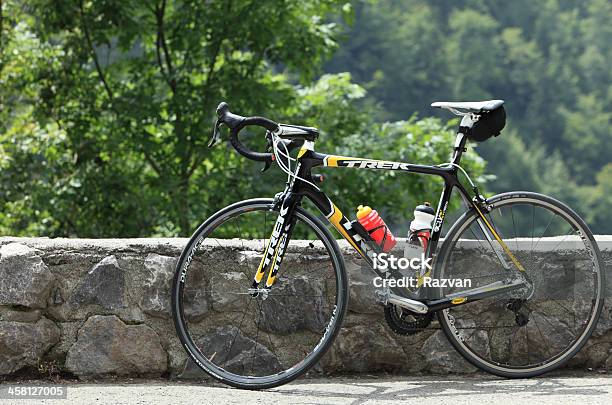 Trek Bicycle - Fotografie stock e altre immagini di Tour de France - Tour de France, Bicicletta da corsa, Ciglio della strada