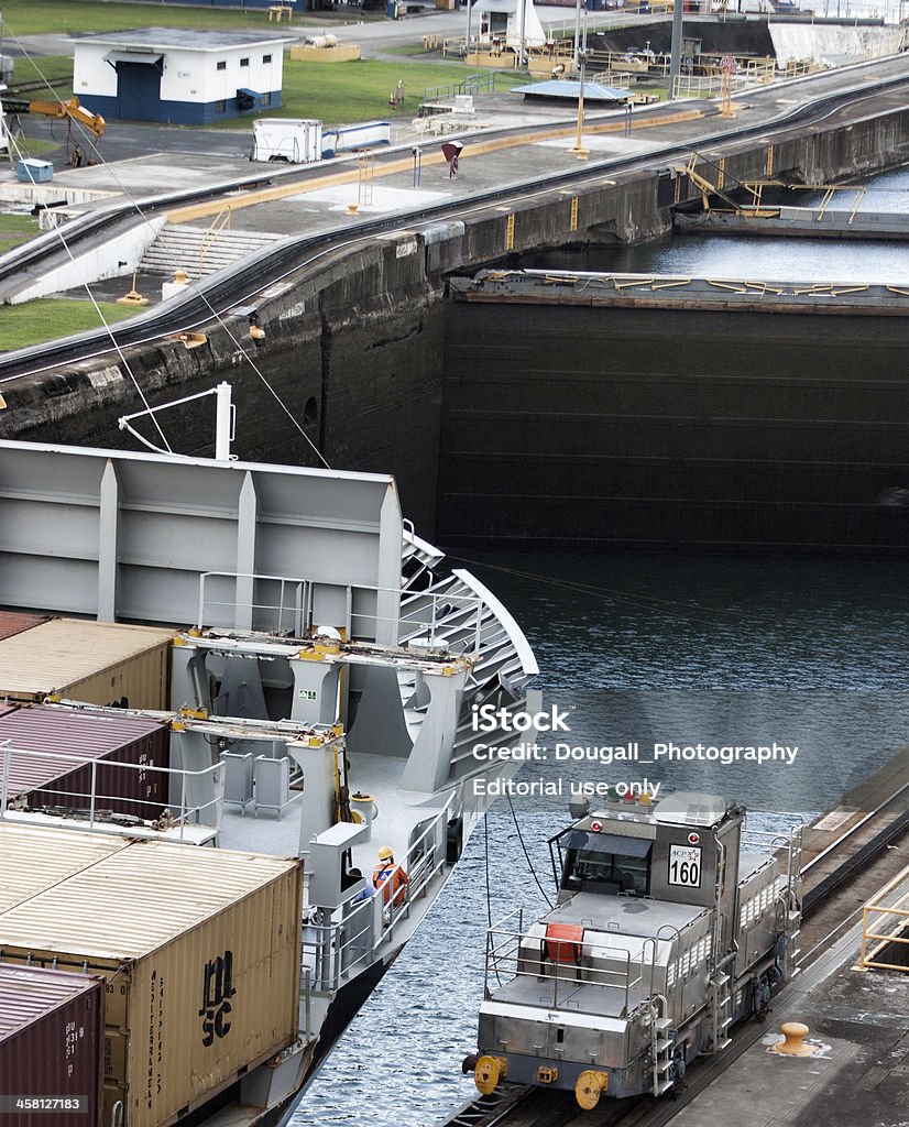 Frachter in den Panamakanal Gatun-Schleusen - Lizenzfrei Behälter Stock-Foto
