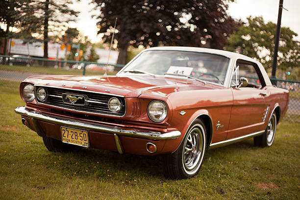 1960 cobre de primera generación de mustang - car obsolete old editorial fotografías e imágenes de stock