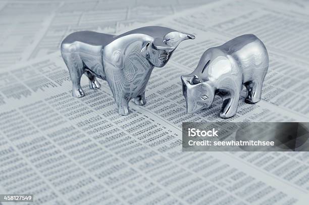 Stock Market Report Mit Stier Und Bär Stockfoto und mehr Bilder von Bulle - Männliches Tier - Bulle - Männliches Tier, Frankfurter Wertpapierbörse, Bär