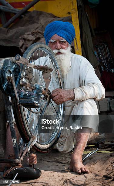 Hombre Viejo Sikh Es Reparar El Ciclo Foto de stock y más banco de imágenes de Adulto - Adulto, Azul, Barba - Pelo facial