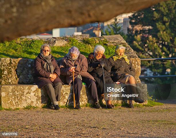 太陽の下で名付け - 4人のストックフォトや画像を多数ご用意 - 4人, 人物, 写真