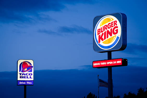 burger king 및 taco bell 징후 - burger king 뉴스 사진 이미지