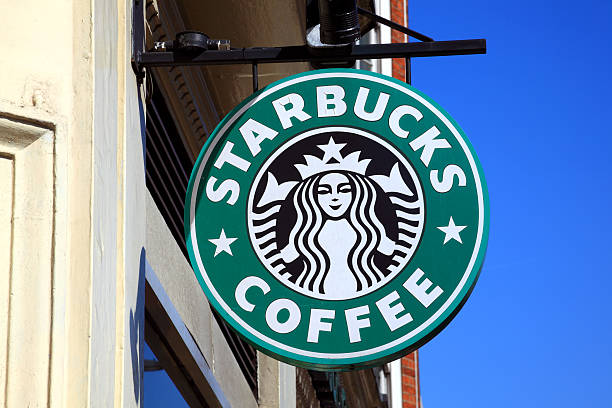 café starbucks logotipo de señal - intellectual property brand name branding symbol fotografías e imágenes de stock