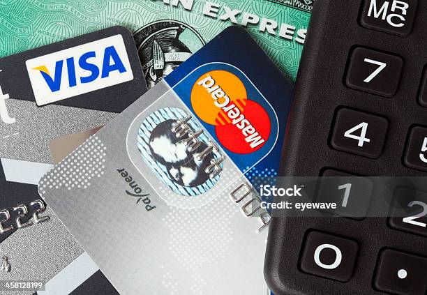 Кредитные Карты И Калькулятор — стоковые фотографии и другие картинки Mastercard - Mastercard, American Express, Без людей