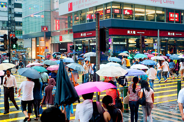 hong kong na chuva - umbrella parasol rain rush hour - fotografias e filmes do acervo