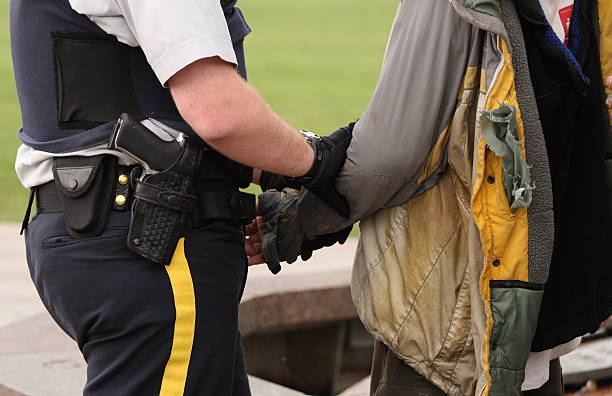 policier contrôle de pauvre homme - twisting arm photos et images de collection