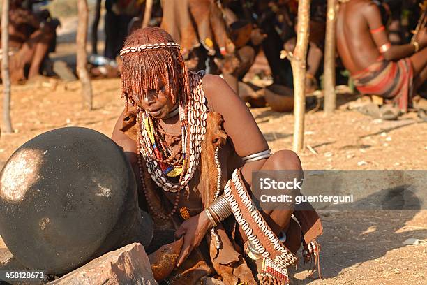 Hamar Mujer Es Llenado Cerveza En Un Calabash Etiopía Foto de stock y más banco de imágenes de Adulto