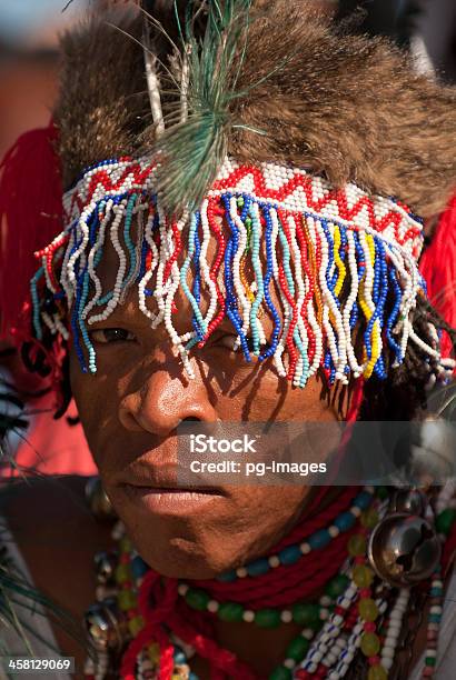 Joven Hombre Basotho Relojes El Desfile De Cumpleaños Con Cama King Foto de stock y más banco de imágenes de Abalorio