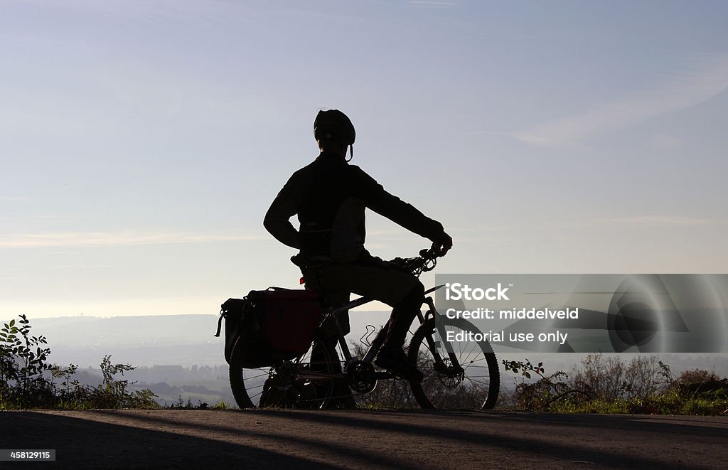 Cyclist TV로 국가 보기 - 로열티 프리 건강한 생활방식 스톡 사진