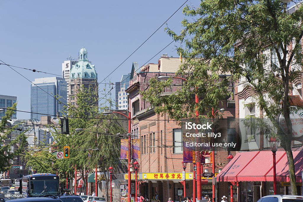 Lojas e tráfego em Pender Street, Chinatown de Vancouver, Canadá - Foto de stock de Vancouver royalty-free