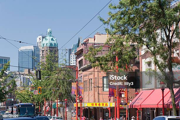 Foto de Lojas E Tráfego Em Pender Street Chinatown De Vancouver Canadá e mais fotos de stock de Vancouver