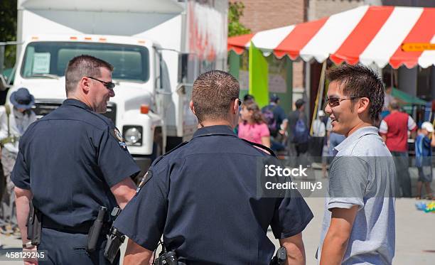 Policemen I Policjantka W Chinatown Święto W Vancouver Kanada - zdjęcia stockowe i więcej obrazów Policja