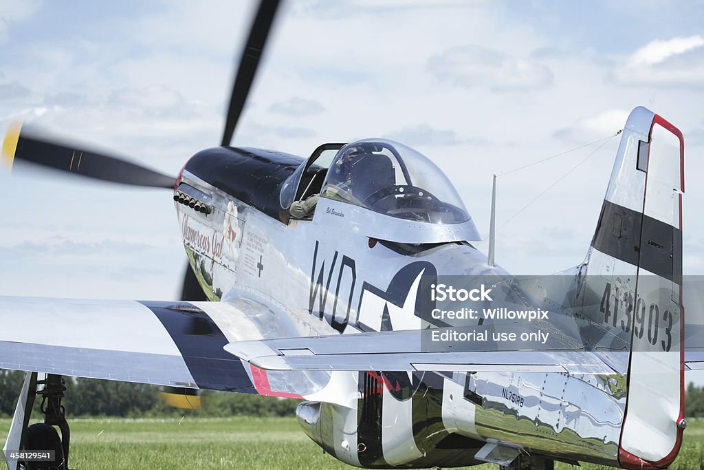 P - 51D Mustang WWII Vintage Военный самолёт Выруливание на Авиашоу - Стоковые фото Воздушный транспорт роялти-фри