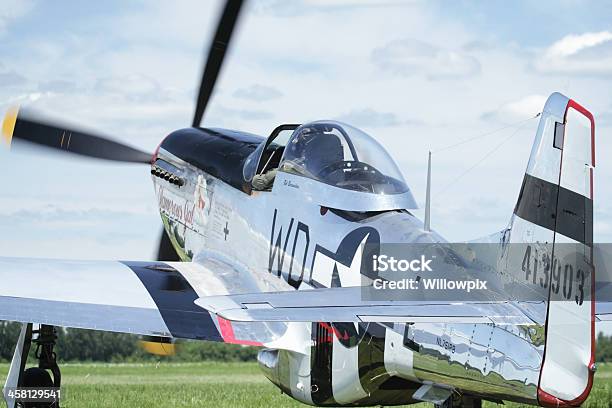 P 51d Mustang Wwii Vintage Военный Самолёт Выруливание На Авиашоу — стоковые фотографии и другие картинки Воздушный транспорт