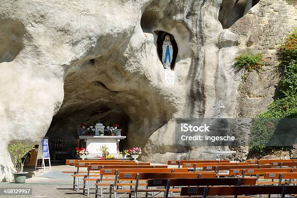 Réplica Da Caverna Em Valkenburg Lourdes - Fotografias de stock e mais imagens de Cálcário - Cálcário, Gruta, Altar