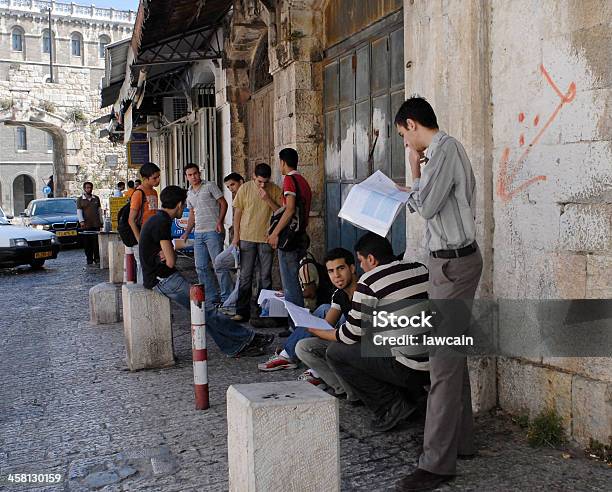 Arab Alunos A Estudar Para Os Exames - Fotografias de stock e mais imagens de Etnia do Médio Oriente - Etnia do Médio Oriente, Jerusalém, 16-17 Anos