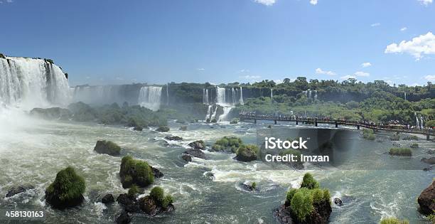 Vista Panorâmica De Iguassu Com Turistas De - Fotografias de stock e mais imagens de América do Sul - América do Sul, Ao Ar Livre, Argentina