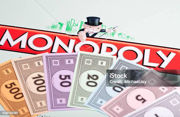 Monopoly Meetingraum Und Geld Stockfoto und mehr Bilder von Monopoly - Brettspiel - Monopoly - Brettspiel, Freizeitspiel, Brettspiel