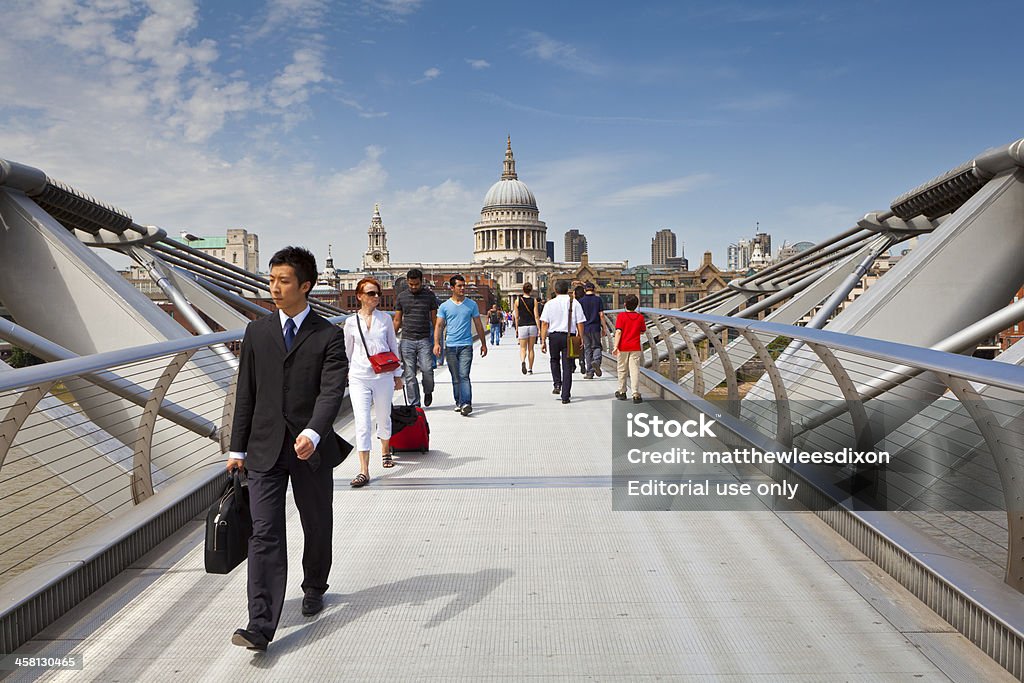 La vida en la ciudad, Millennium Bridge, la Catedral de St.Paul, London - Foto de stock de Londres - Inglaterra libre de derechos