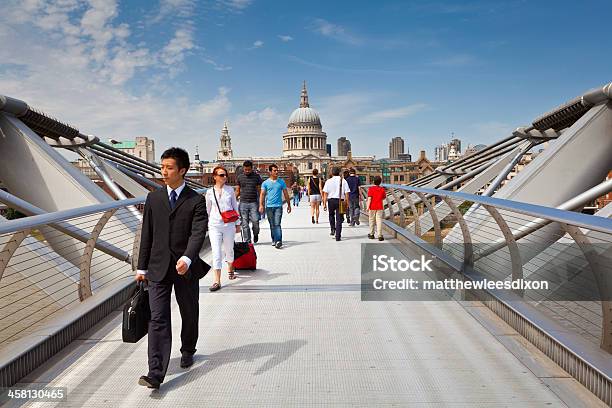 La Vida En La Ciudad Millennium Bridge La Catedral De Stpaul London Foto de stock y más banco de imágenes de Londres - Inglaterra