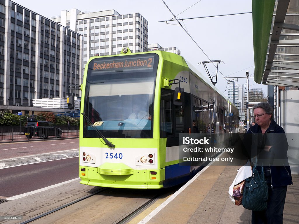 トラムの駅でウェズリー Road ,Croydon - イギリスのロイヤリティフリーストックフォト