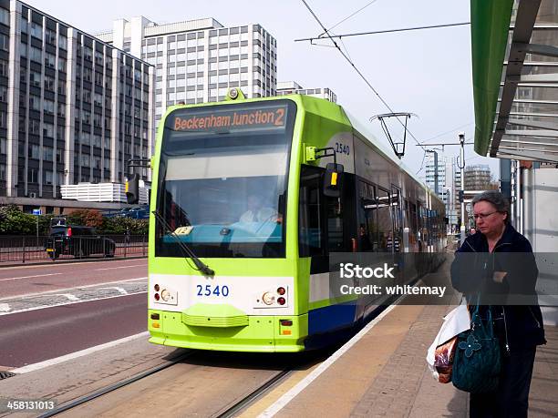 Foto de Parada De Bonde Em Wellesley Road Croydon e mais fotos de stock de Bonde - Bonde, Cabo, Cabo de alta-tensão