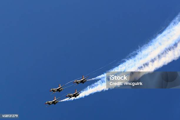 Photo libre de droit de Thunderbirds De La Plongée Sousmarine Et De Blanc Fumée Contrails banque d'images et plus d'images libres de droit de Air Force Thunderbirds