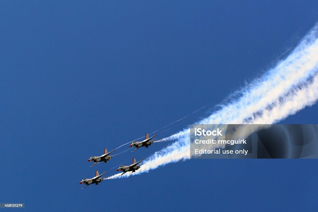 Thunderbirds Mergulho com fumo branco contrails - Royalty-free Air Force Thunderbirds Foto de stock