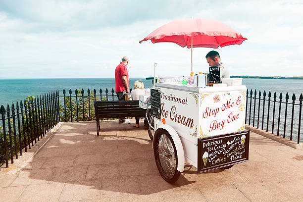 традиционные продавец мороженого в tenby великобритания - wales beach editorial people стоковые фото и изображения