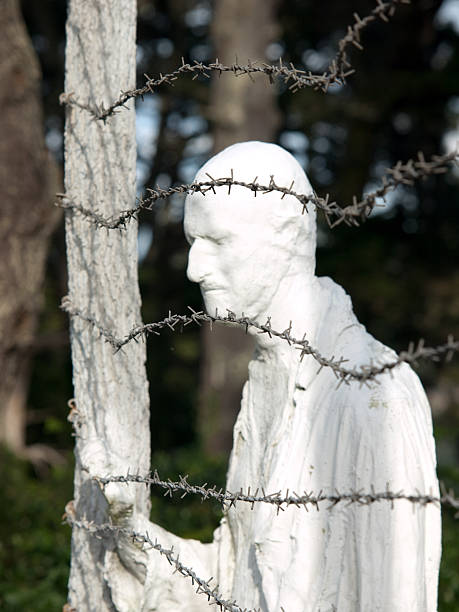 statue mann holocaust memorial - anti semitism stock-fotos und bilder