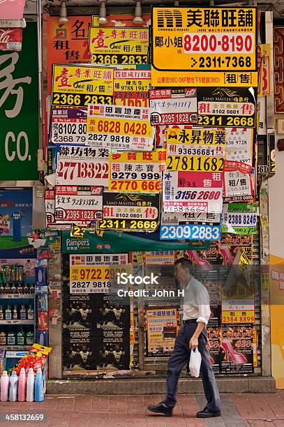 Hombres A Través De Un Número De Publicidad Hong Kong Foto de stock y más banco de imágenes de Acera
