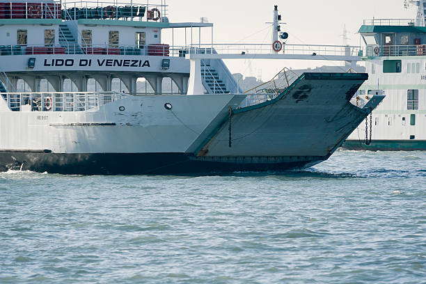 ferry jusqu'à lido di venezia - lido photos et images de collection