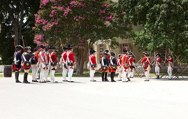 재연 of redcoats 구축하는 윌리엄스버그 - colonial style armed forces historical reenactment usa 뉴스 사진 이미지