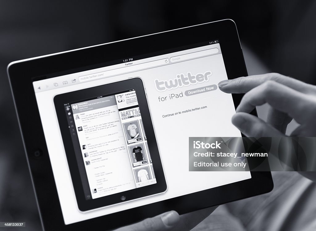 iPad 2 및 Twitter 로그인 화면 - 로열티 프리 Brand Name Online Messaging Platform 스톡 사진