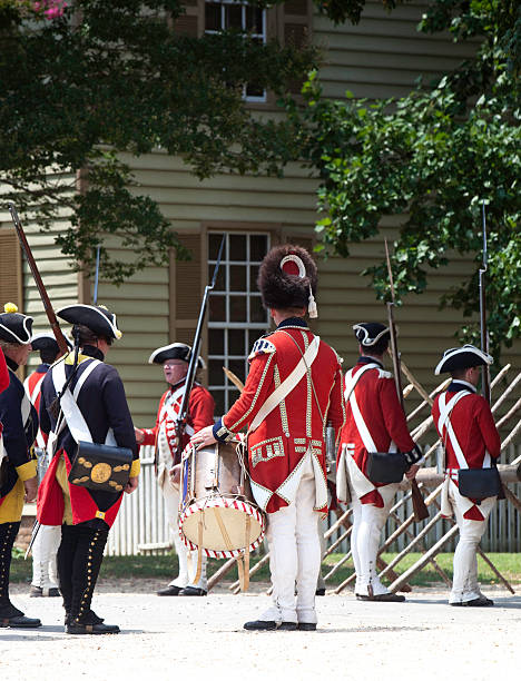 재연 of redcoats 구축하는 윌리엄스버그 - colonial style armed forces historical reenactment usa 뉴스 사진 이미지