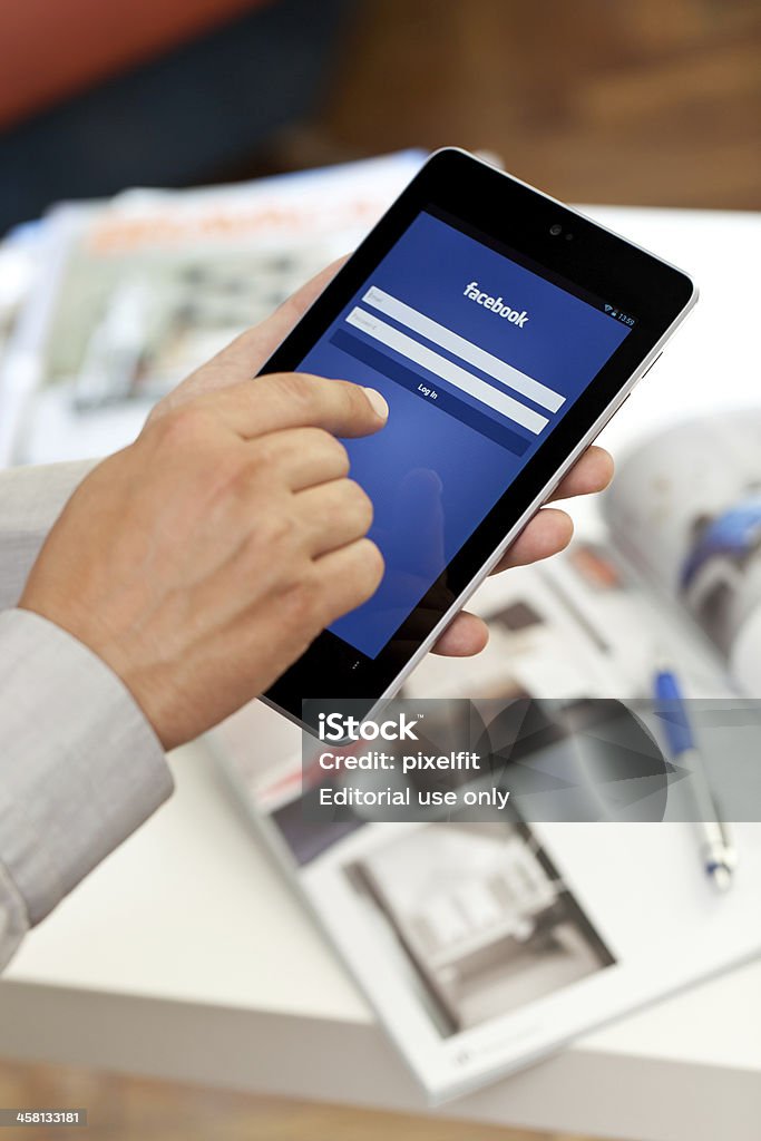 Google Nexus 7 e Facebook - Foto de stock de Mesa digital royalty-free