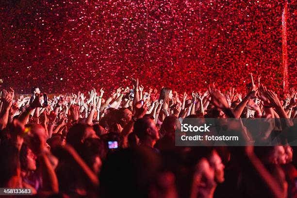 Konzert Menschenmenge Hände Hoch Stockfoto und mehr Bilder von Jubeln - Jubeln, Jugendalter, Künstlergruppe